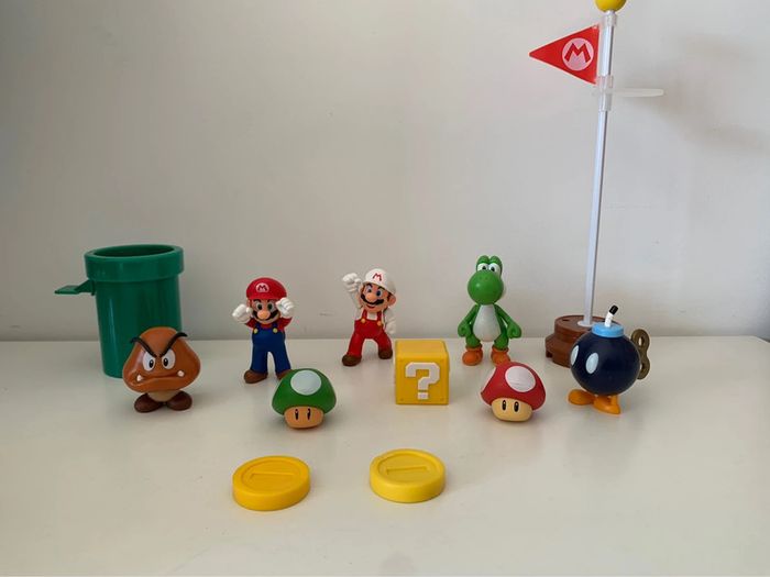 Lot figurines Mario et accessoires