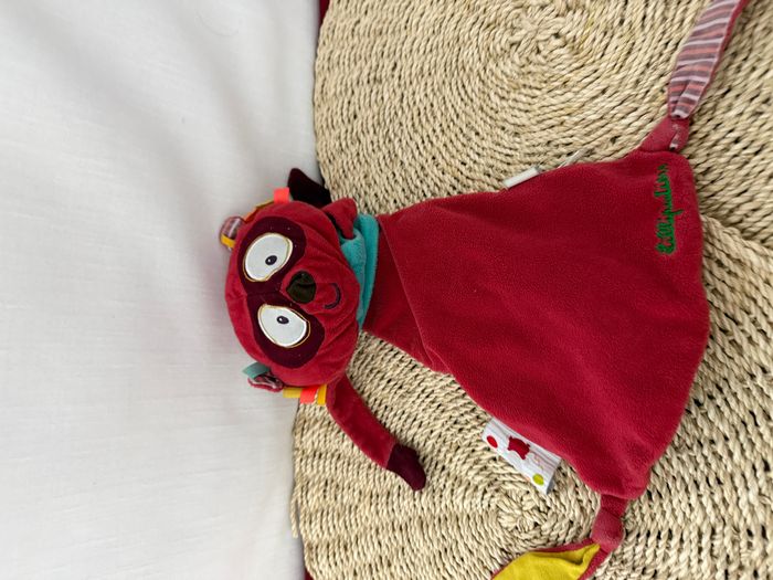 Doudou plat Lémurien Georges rouge bleu LILLIPUTIENS