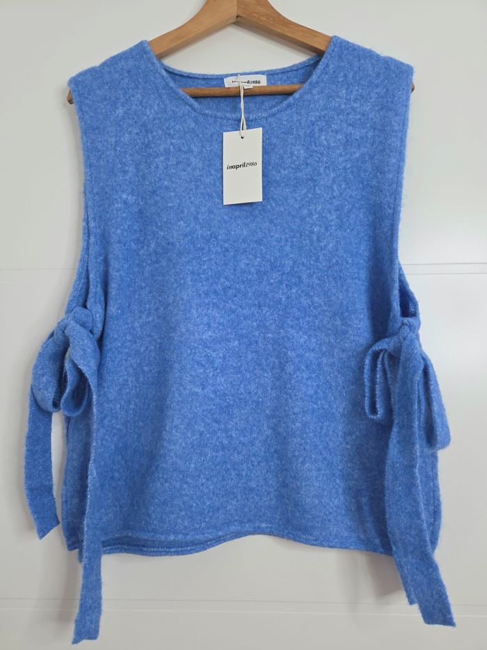 Pull bleu In April 1986