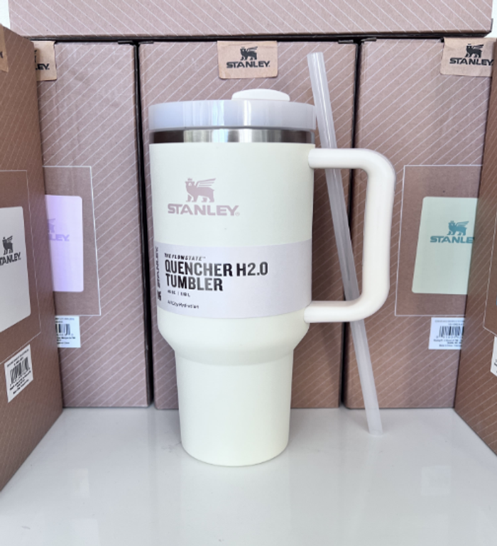 La bouteille isotherme Stanley de deuxième génération avec paille est idéale pour garder les boisson - photo numéro 2