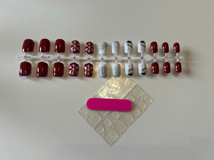 Press-on nails / Faux ongles x 24 NEUFS pour femme thème Noël 🎄☃️ couleurs rouge et blanc - photo numéro 8