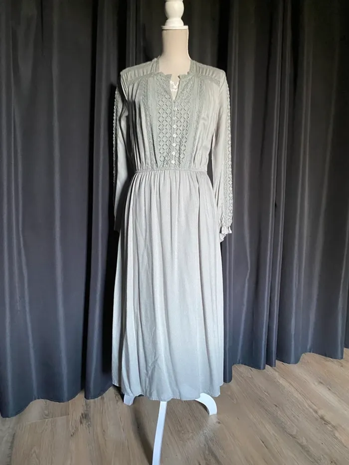 Robe verte avec motifs ajourés