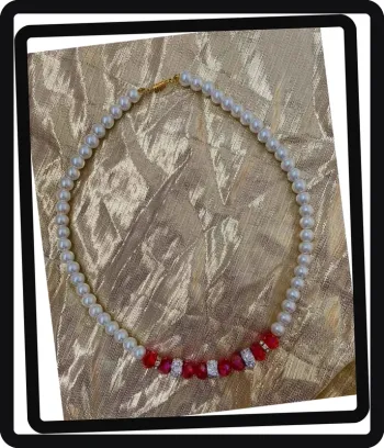 Très joli collier fantaisie perles blanches et rouges
