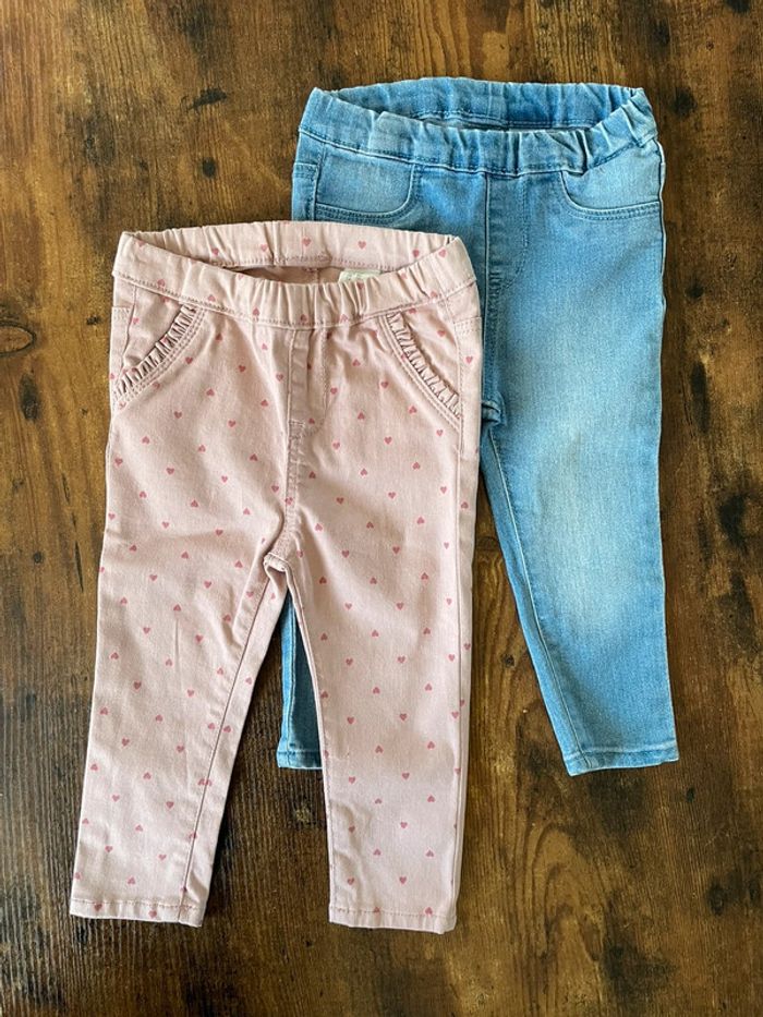 Lot de 2 jeans, un bleu et un rose avec coeurs
