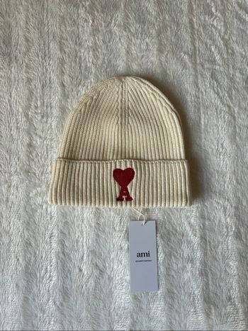 Bonnet Ami Paris écru – logo cœur rouge, neuf avec étiquette