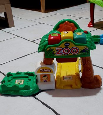 zoo interactif a vendre le lot tut tut animo V tech
un peu volumineux.
d'autres articles disponibles
ensemble assez satisfaisant malgres 
un petit defaut sur un plastique mais rien de genant(scotch)