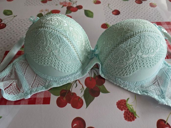 LOTS DE 2 SOUTIEN-GORGE DENTELLE NEUF JAMAIS PORTER TAILLE 95C MARQUE FLEURS PAPILLONS - photo numéro 2