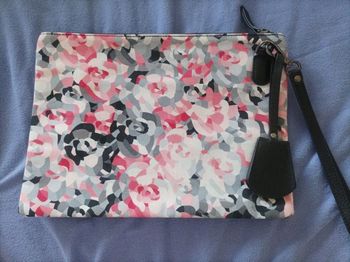 Jolie pochette fleurie neuve