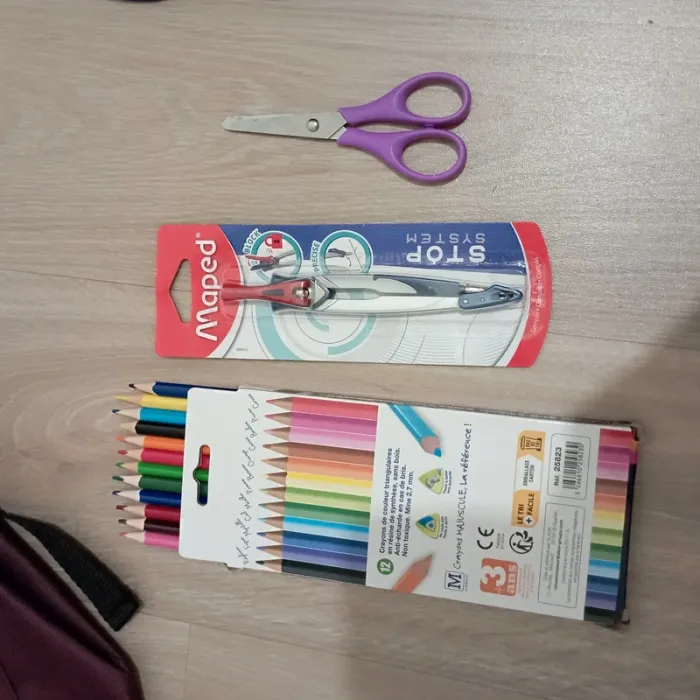 Lot fournitures scolaires sac, trousse, cahier de texte, ardoise, crayon de couleur, compas, ciseaux - photo numéro 6