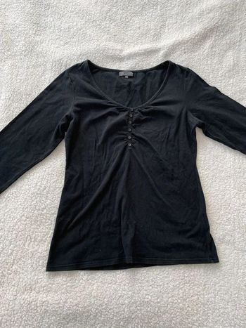 Haut t-shirt à manches longues 3/4 fluide noir uni simple basique col V décolleté avec boutons
