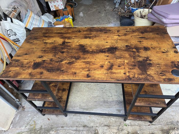 BureauBureau style industriel, en excellent état, pied reglable, avec sa chaise. 3 étagères de chaque côté. 120  x 69 cm. Hauteur 76 cm - photo numéro 2