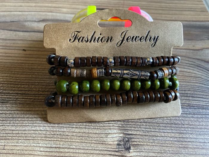 Lot 4 bracelets