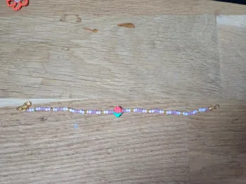 bracelet avec une fraise, perle de couleur rose, blanche et jaune