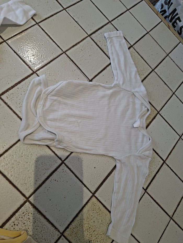 Lot bodys et tee shirt - photo numéro 6