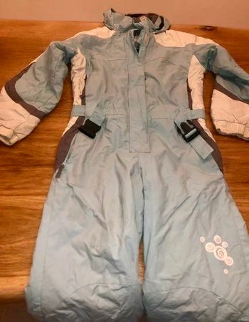 Combinaison de ski mixte taille 10 ans de marque Polochon en bon état(quelques tâches voir photos)à 10 euros 