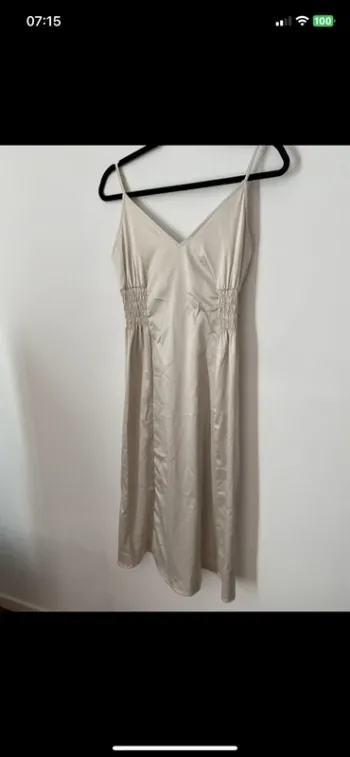 Robe longue satinée crème