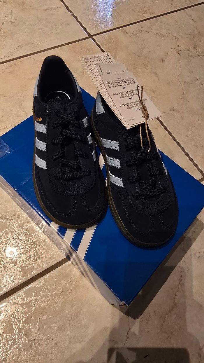 (Neuves non portées) 🏷🥰baskets adidas pointure 27(ferme)!🥰🤩