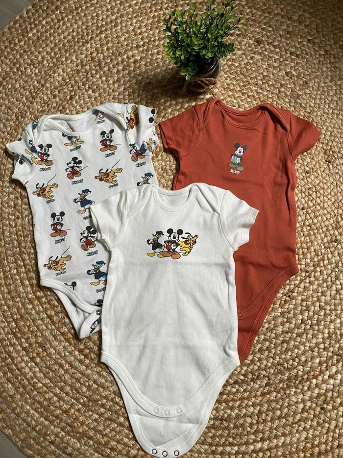 Lot 3 bodies mc mickey 6/9 mois c&a disney