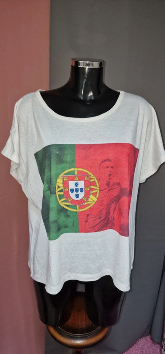 Tee shirt blanc avec impression devant