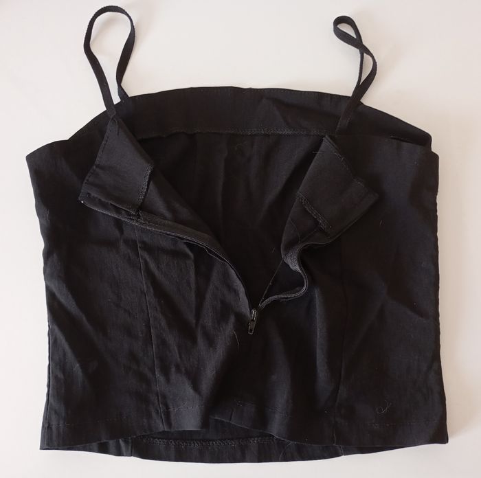 Débardeur noir avec des  bretelles. Taille S . Fermeture éclair. Signes chinois blancs . Viscose polyamide et élasthanne. Très bon état - photo numéro 7