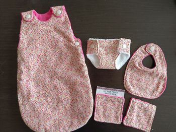 Lot gigoteuse+ couche + bavoir + 2 lingettes pour poupée motif fleurs
