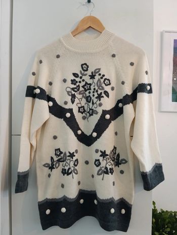 Pull vintage col montant, broderies et pompons