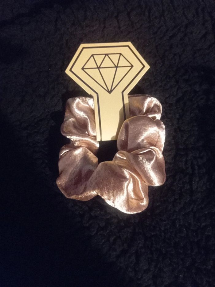 Magnifique Chouchou Rose brillant neuf avec etiquette