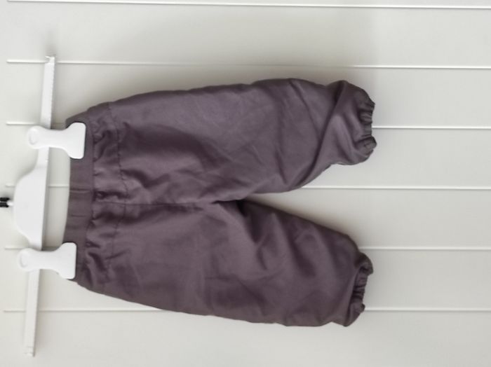 👶 Pantalon bébé fille 9 mois – Gris violet – Très bon état - photo numéro 3