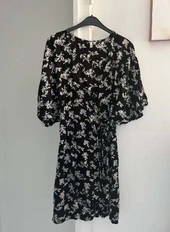 Robe d’été fleuri portefeuille noire NLY Trend T34