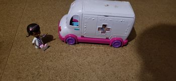 Voiture docteur la peluche