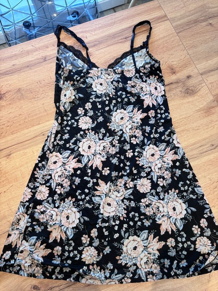 Nuisette noir et fleurs Primark taille M - photo numéro 3