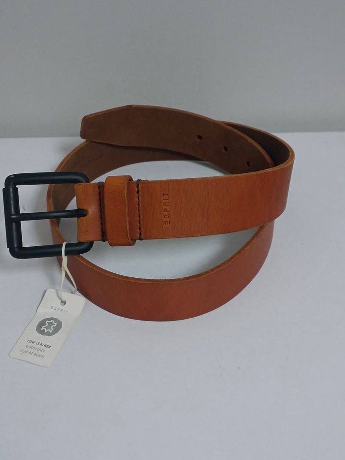 Ceinture en cuir de bovins de marque esprit 
Longueur 80 cm largeur 4 cm 
Prix en boutique 39 euros 
neuve jamais portée 
Envoi rapide
J ai encore une taille 80 et 90 cm