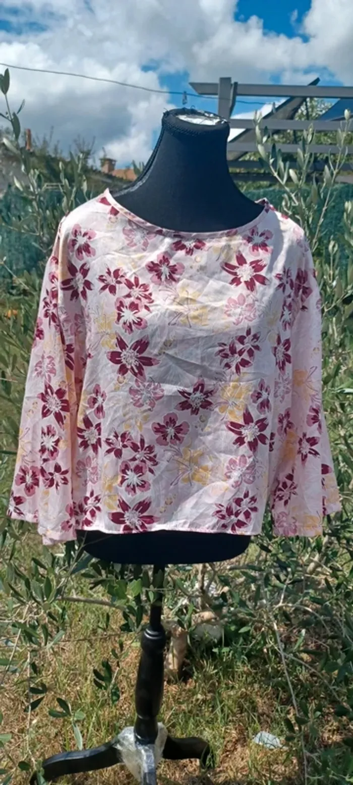 Joli haut à fleur taille M marque imprevu