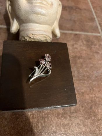 Broche fantaisie motifs violet