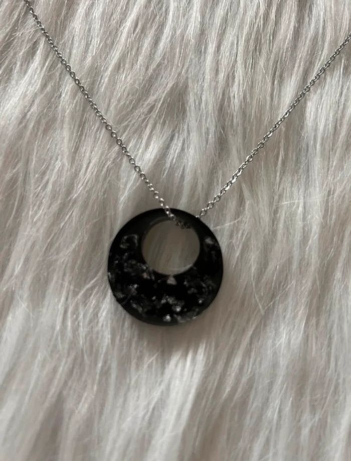 Le pendentif est fait main sur une résine noire avec paillettes argentées 🥰 - photo numéro 2