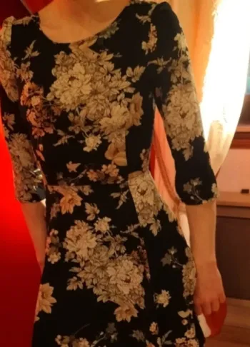 Robe originale avec décolleté dos - motif fleurs
