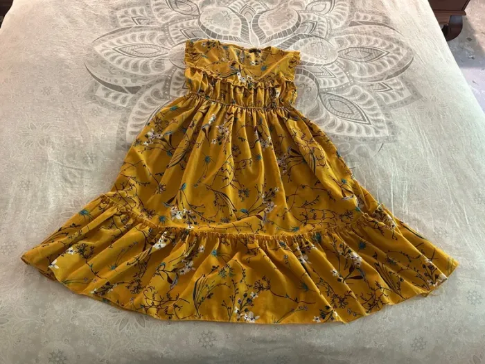Robe fille de couleur jaune moutarde avec motifs fleuris