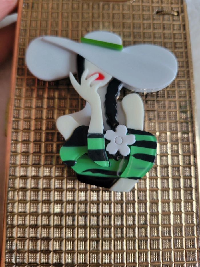 Broche femme au grand chapeau blanc - photo numéro 3
