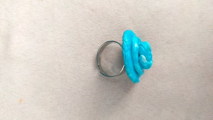 Bague fleur bleue en pâte polymère – Collection Brume Bleue - photo numéro 4