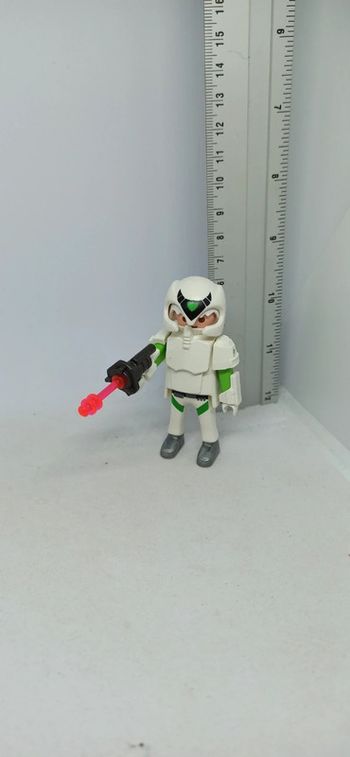 Homme guerrier de l'espace avec habits verts et blancs playmobil