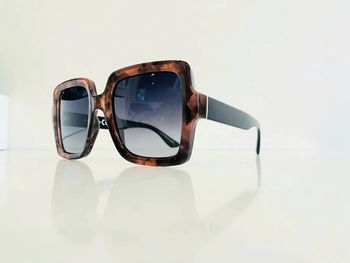 Lunette de soleil femme Polarisée carrée façade marron léopard bras noirs UV protection catégorie 3
