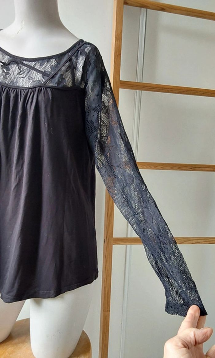 Blouse noire et dentelle T 40 - photo numéro 3
