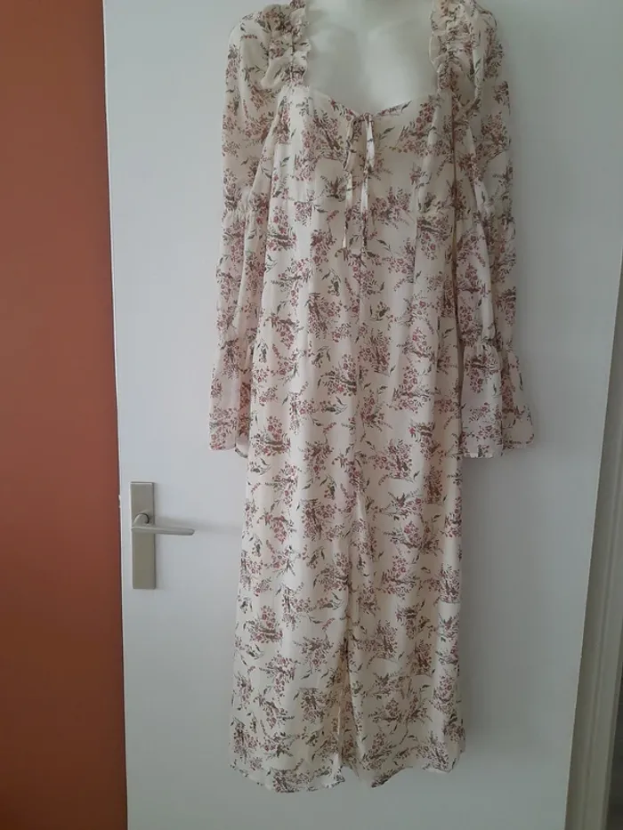 Robe longue forme cintrée et joli décolleté