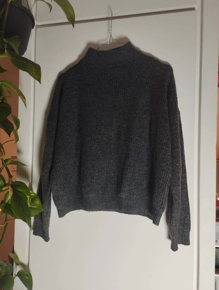 Pull gris col V avec bande autour du cou - photo numéro 2