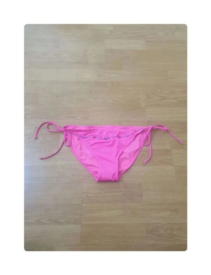 Magnifique bas de maillot de bain avec bijoux