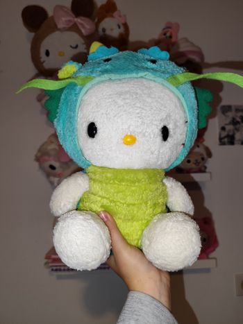 peluche doudou fluffy dear Daniel astrologie dragon Nouvel an chinois bleu vert dinosaure