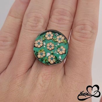Bague ajustable ronde argentée avec des fleurs séchées vertes