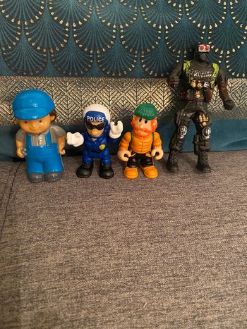 Lot 4 figurines