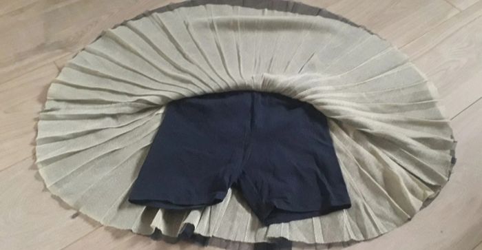 Tres jolie Jupe ikks à paillettes avec un short intégré - photo numéro 3