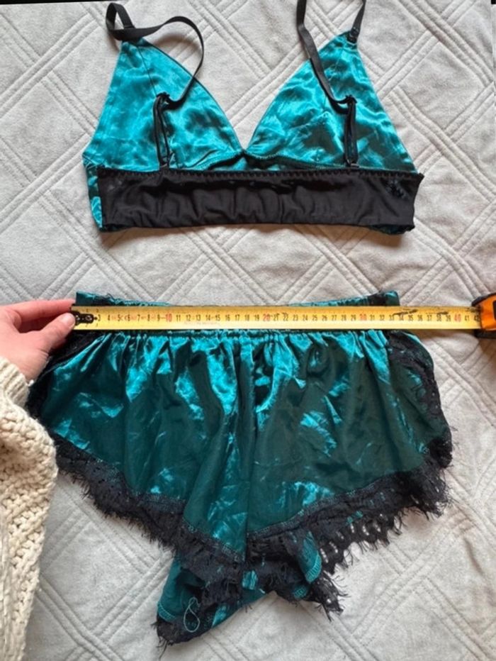Ensemble brassière et short bleu et noir - taille M - très bon état - photo numéro 6